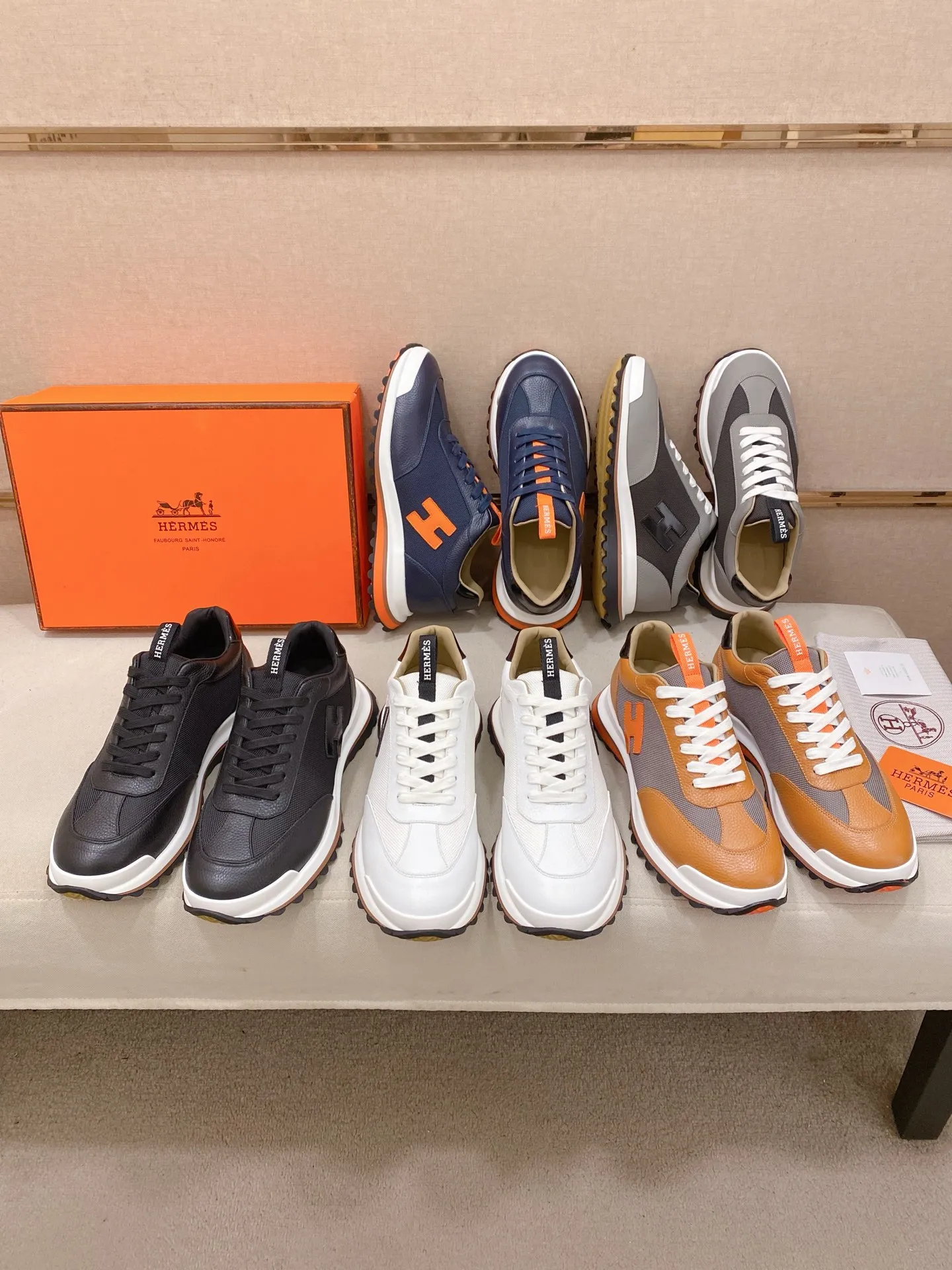 Men's shoes💰: 640💰HERMES/Hermes Leader sneakers! Tech twill, calfskin and suede goatskin sneakers featuring paneled multicolor twill, calfskin and suede. Lightweight geometric sole for a stylish urban look. Product details: White and orange rubber sole Black rubber sole with orange rubber insert Light natural leather insert White rubber toe cap Beige lambskin insole and lining Cotton strap, rubber lettering Sole height: 4cm Size: 38-39-40-41-42-43-44 (45.46 custom-made)